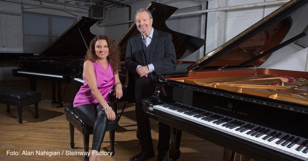 Roberta Gambarini und Pablo Ziegler zwischen Steinway Pianos | Foto: Alan Nahigian