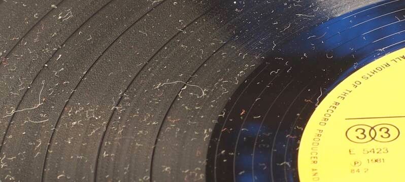 Eine verstaubte Schallplatte vor der Reinigung