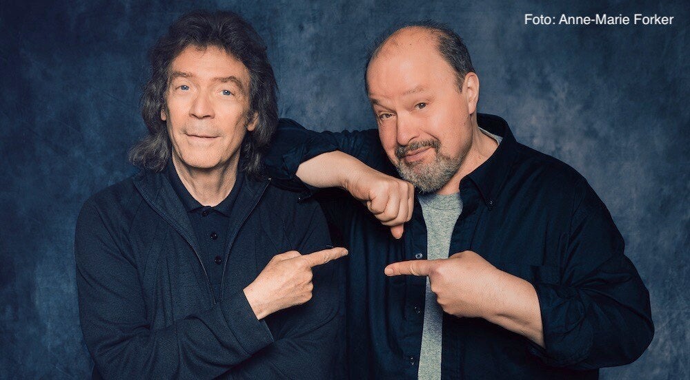 Steve Hackett & Steve Rothery zeigen mit dem Finger aufeinander | Foto: Anne-Marie Forker