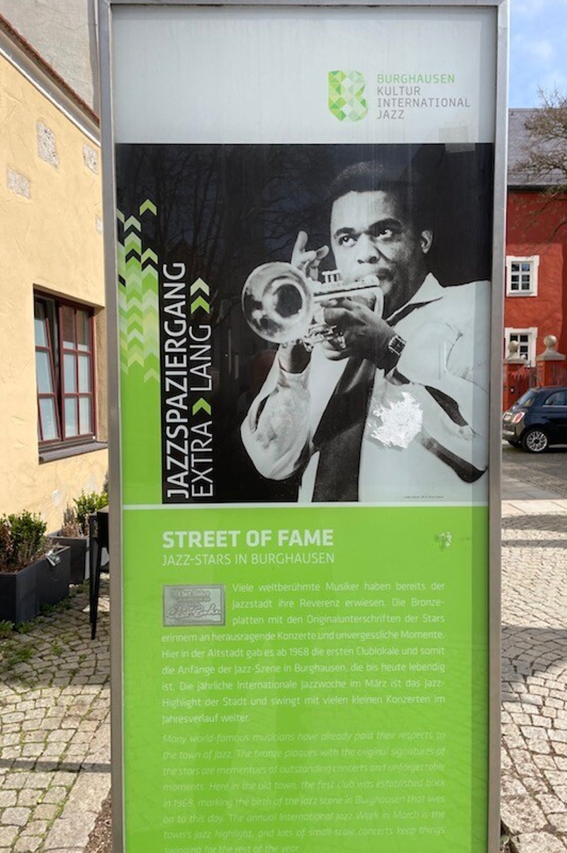Schild vor der Street Of Fame - Burghausen