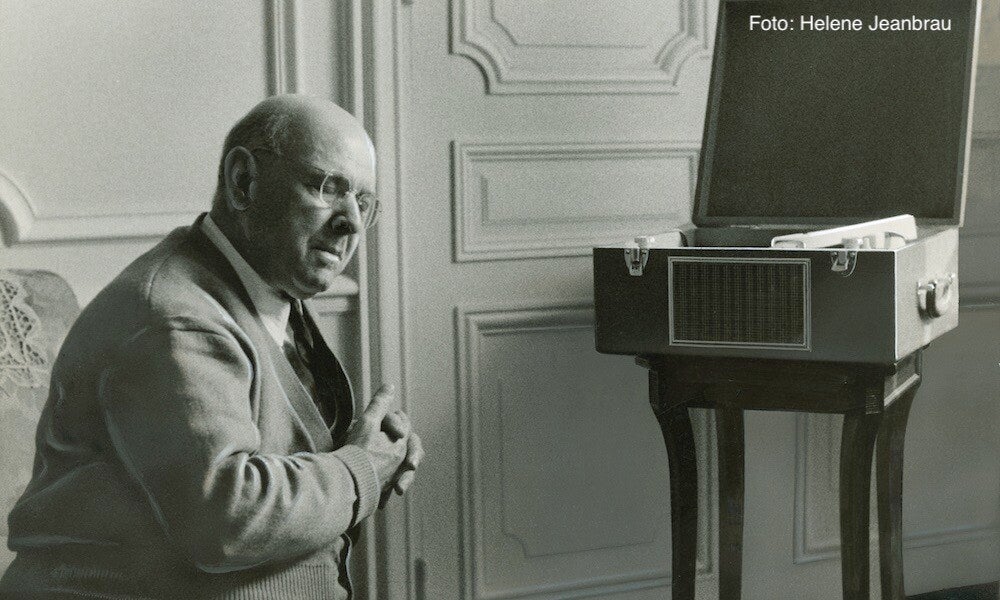 Pablo Casals hört Musik von einem Plattenspieler | Foto: Helene Jeanbrau