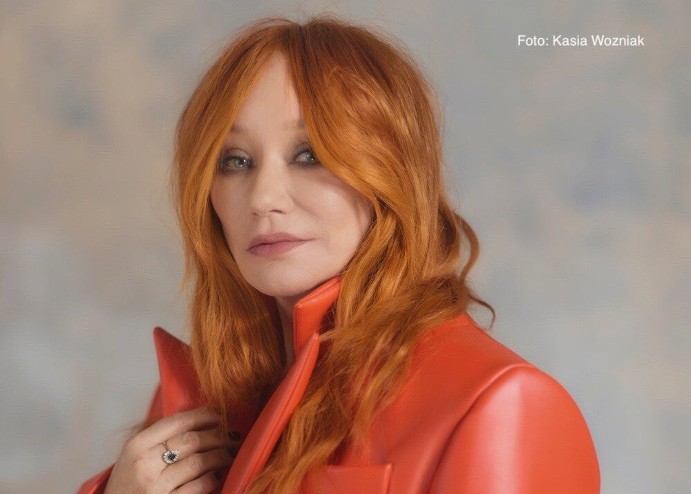 Tori Amos mit rotem Mantel | Foto: Kasia Wozniak