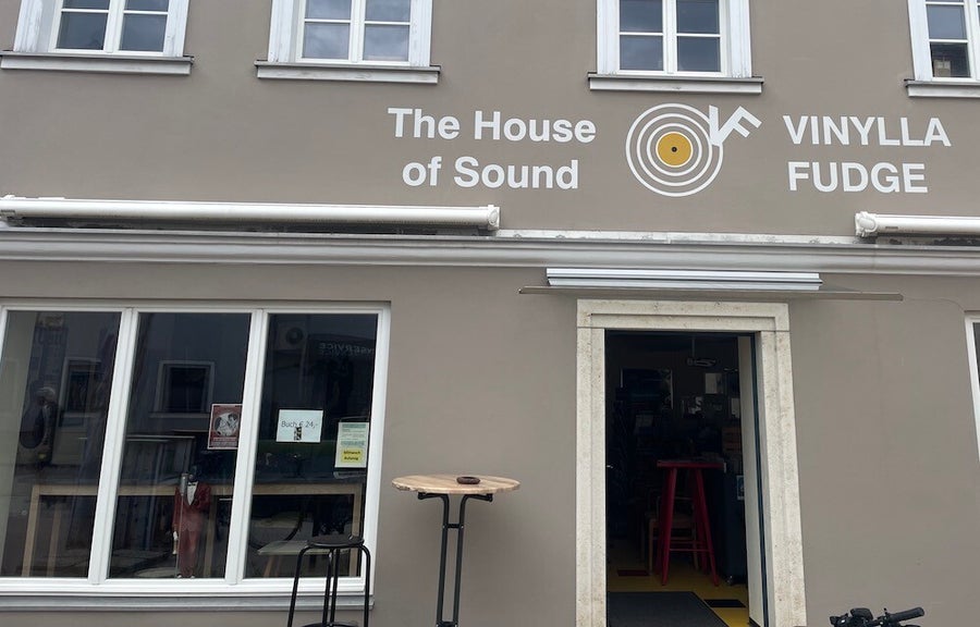 Vinyl-Fan zu Besuch im Plattenladen Vinylla Fudge in Treuchtlingen