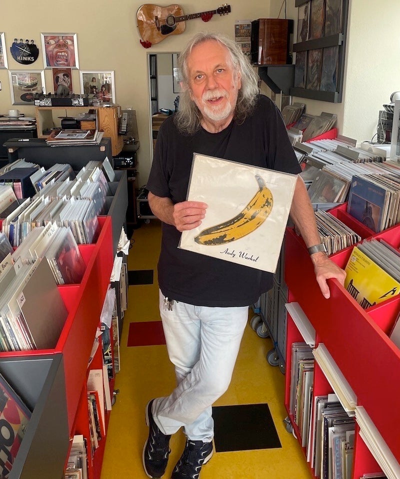 Prof. Dr. Friedrich "Kux" Kugler mit einer Erstausgabe von "The Velvet Underground & Nico"