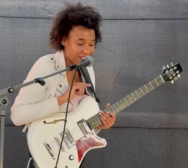 Yamirah Gercke mit K'mo Gitarre