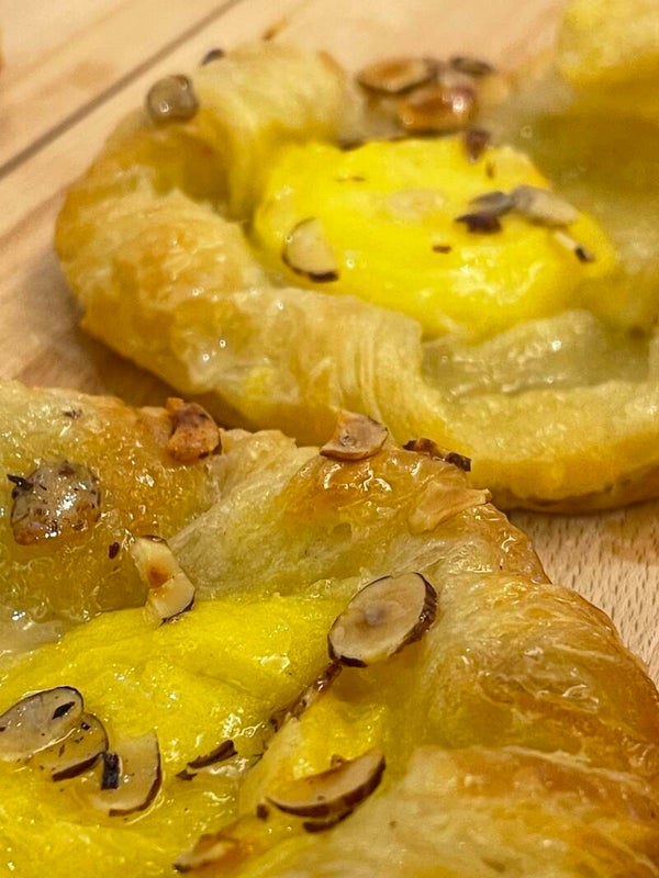 Korfje met ingebakken pudding en amandelschilfers