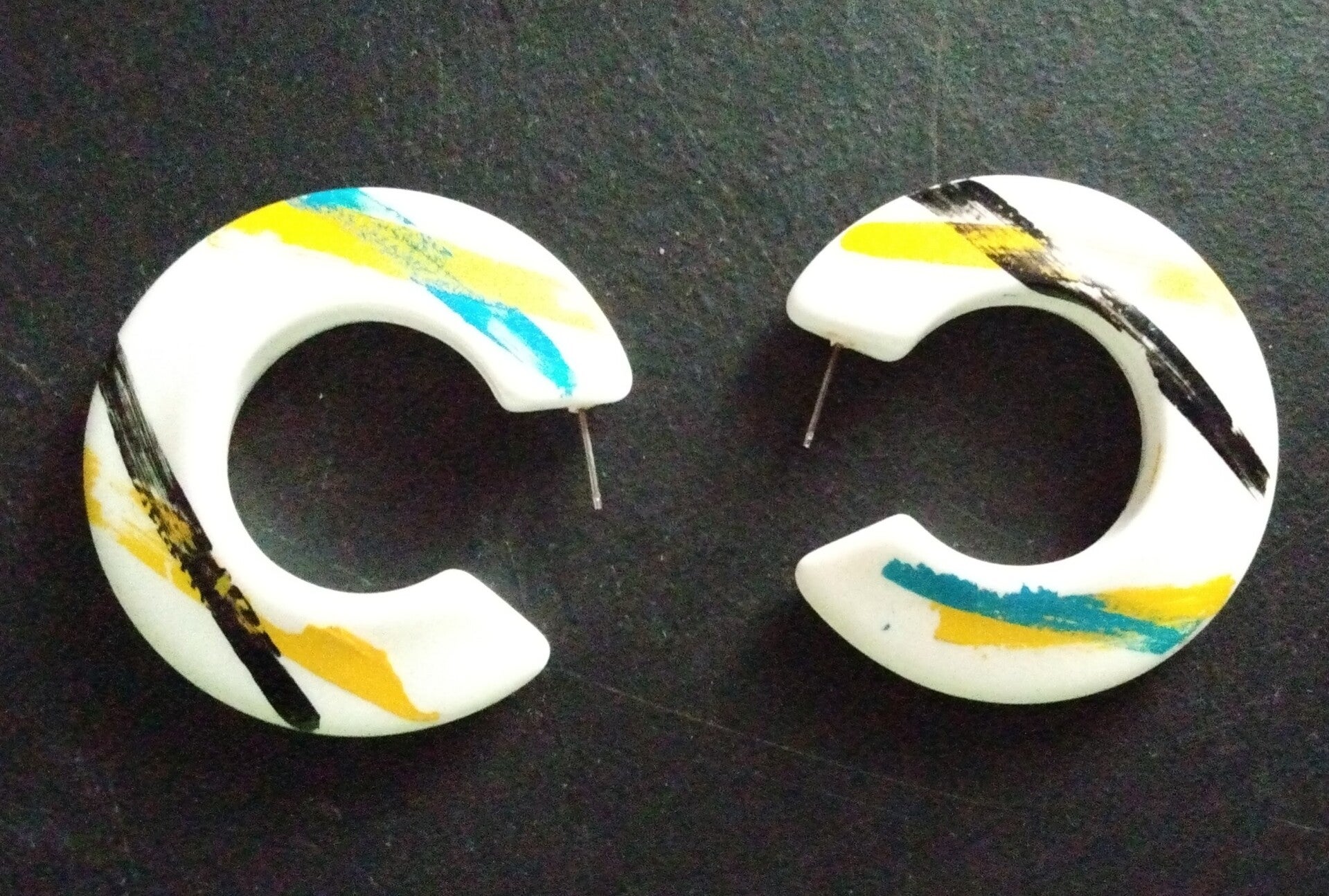 MzSucc3zz Women Multi-Colored Strips C Shape Circle Hoop Style Shaped Vintage Earrings