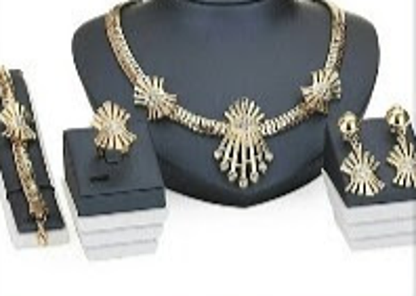 MzSucc3zz Ladies Dubai Luxury Flower Crystal Drop Shaped Pendant Gold