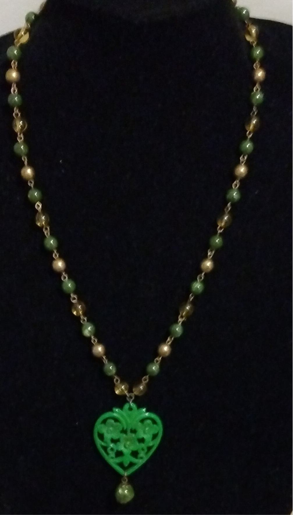 MzSucc3zz Women Beaded Glass / Acrylic Green Heart Pendant Statement Necklace.