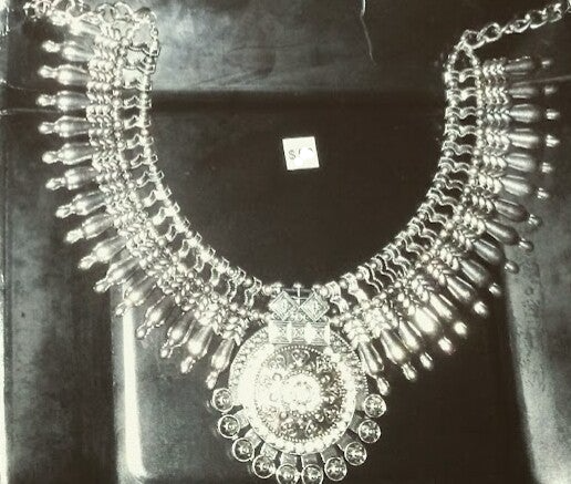 MzSucc3zz Women Boho-style chunky silver statement necklace.