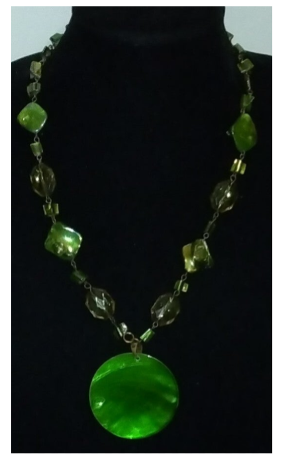 MZSUCC3ZZ Women GREEN SHELL CENTER DROPPED GLASSY PENDANT BEADS Necklace
