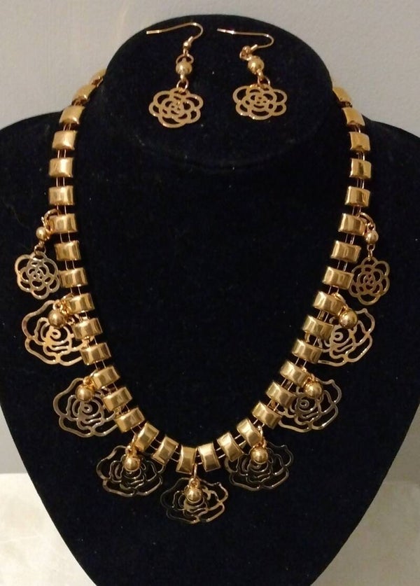 MzSucc3zz Ladies Hollow Out Shaped Flowers Pendant Gold Necklace Set