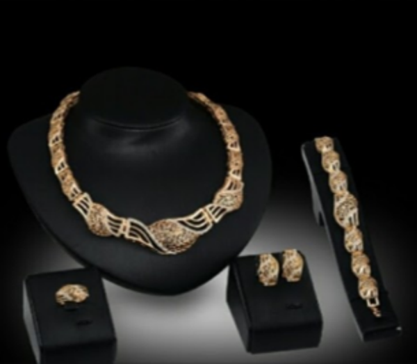 MzSucc3zz Ladies Dubai Filigree Art Texture Detailing Crystal Gold Necklace