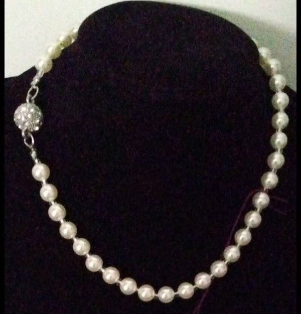MzSucc3zz Women Pearl Statement Necklace, with Round Rhinestone-encrusted Clasp