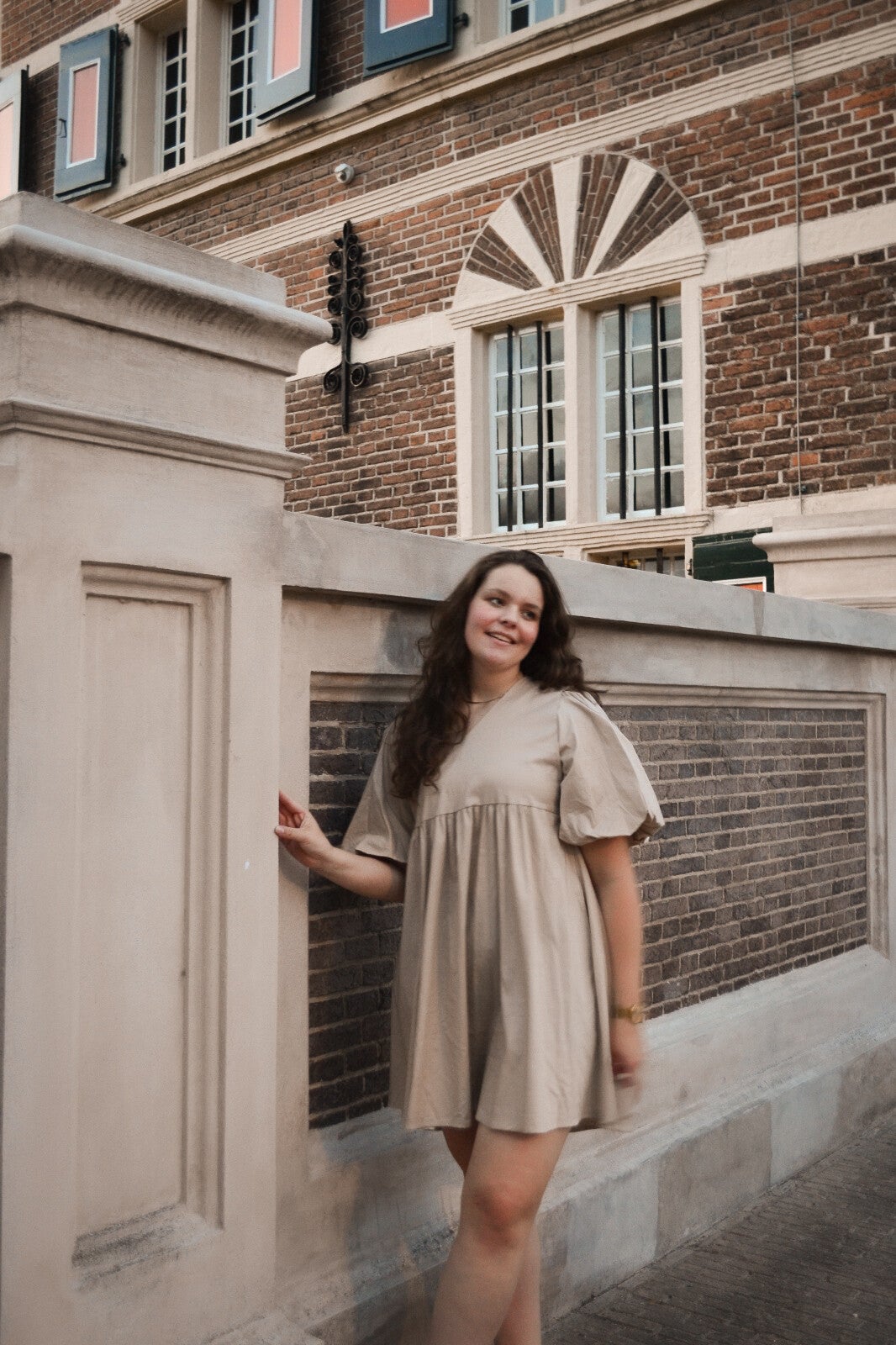 Azurro jurkje beige pofmouw