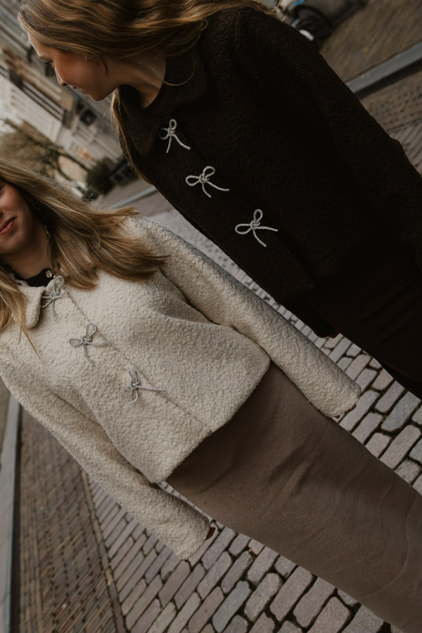 Jasje met strikjes beige