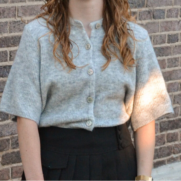 Grijs truitje met knoopjes