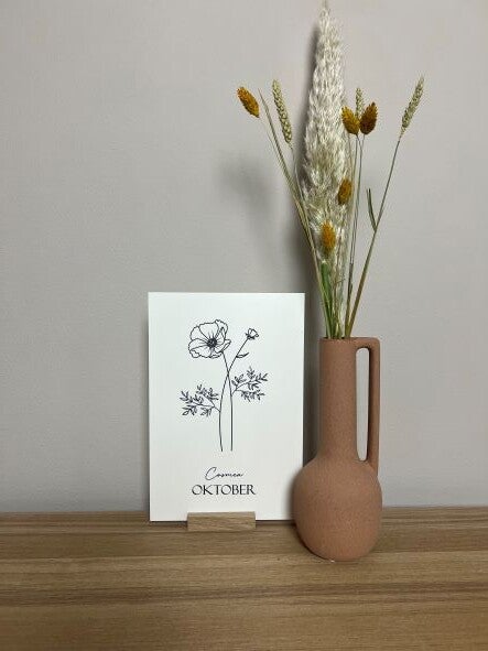Geboortebloem oktober met een vaas als sfeerbeeld