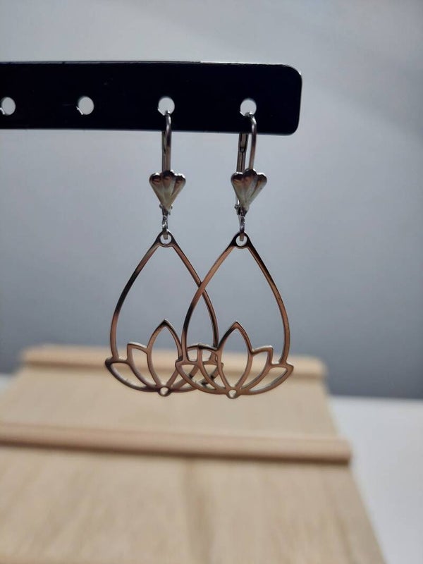 Oorbellen rvs zilverkleurig met lotus hanger