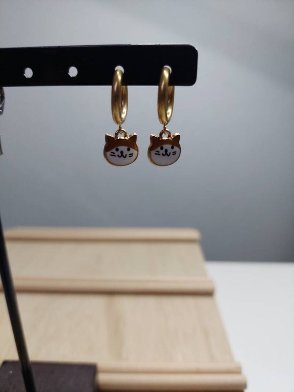 Oorringen rvs goudkleurig met katten hanger