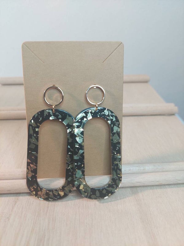 Oorbellen gold plated met zwart gouden hanger