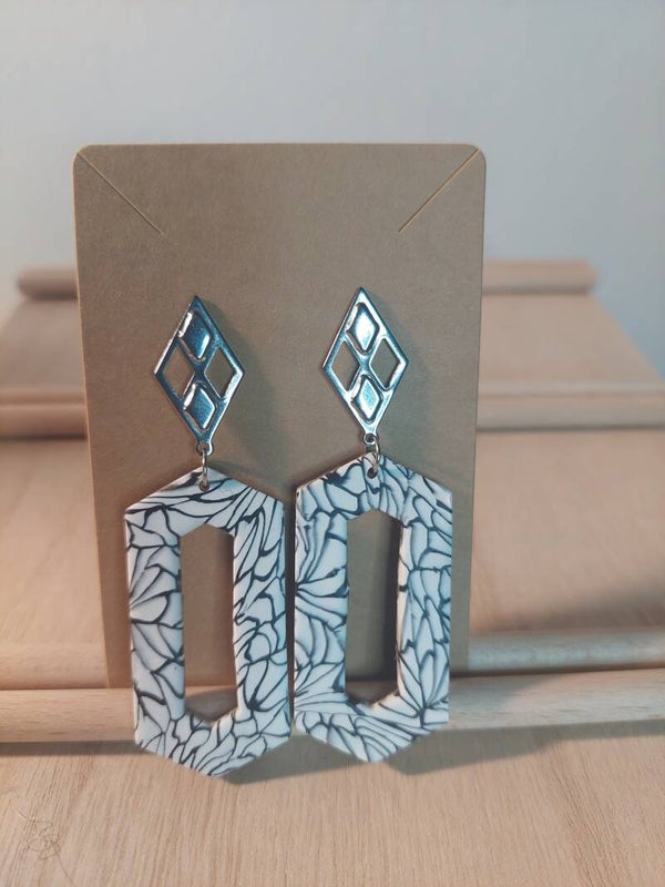 Oorbellen RVS zilverkleurig met zwart witte hanger
