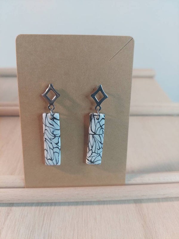 Oorbellen RVS zilverkleurig met zwart witte hanger