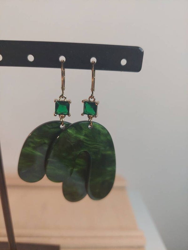 Oorbellen RVS goudkleurig met groene hanger