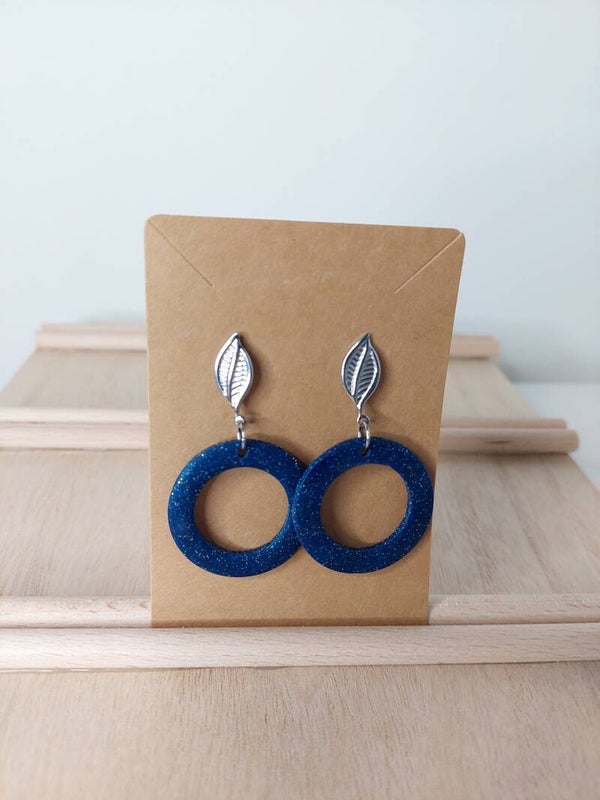 Oorbellen RVS zilverkleurig met blauwe klei hanger