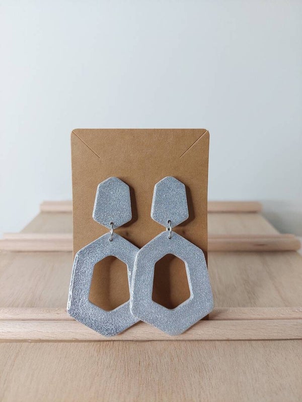 Oorbellen rvs met zilverkleurige klei hanger