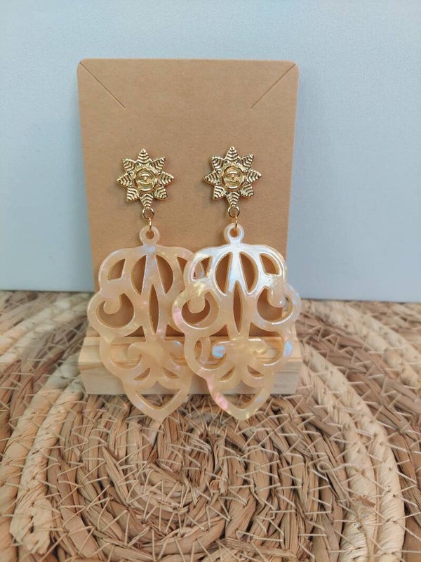 Oorbellen goud rvs met beige hanger