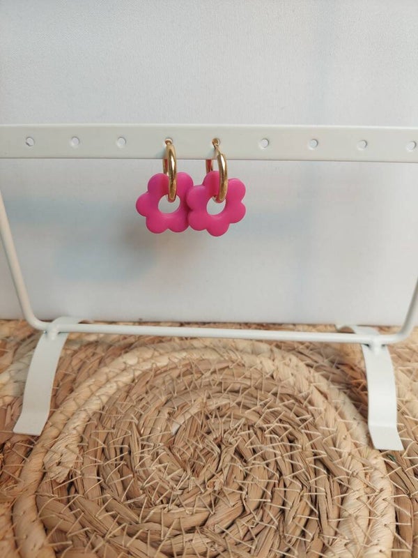 Oorringen rvs goudkleurig met roze klei hanger