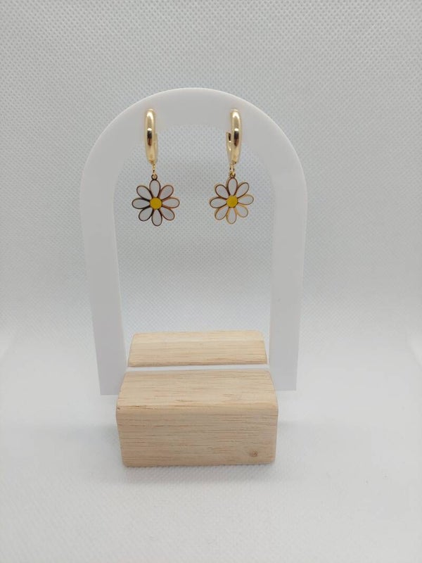 Oorringen rvs goudkleurig met bloem hanger