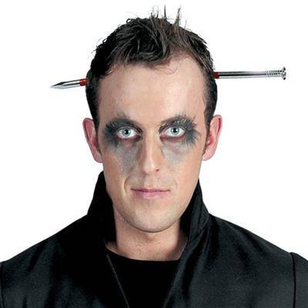 Clou à travers la tête