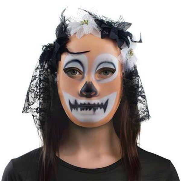 Masque avec fleurs et voile