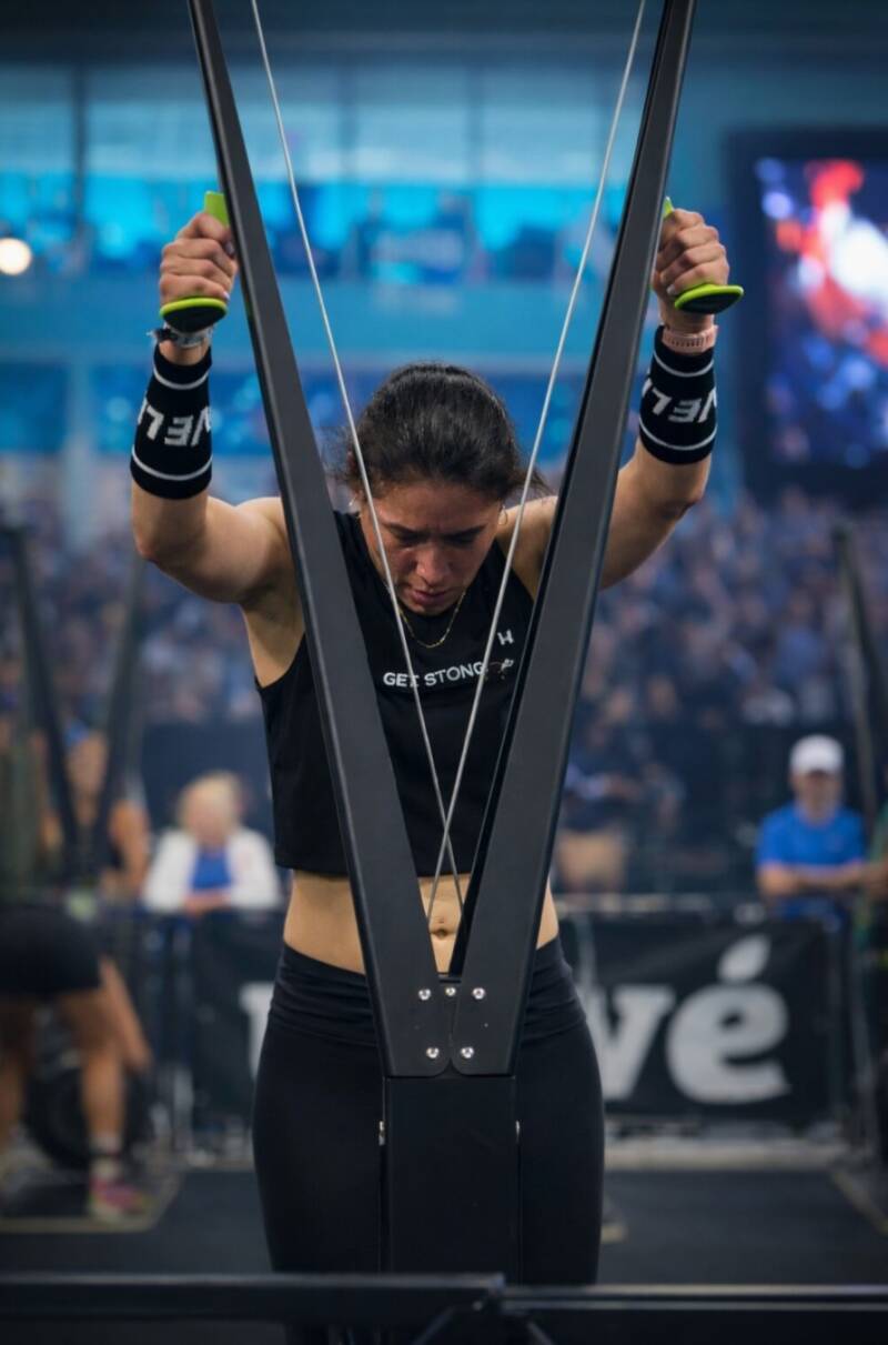 Personal Trainer Nadia Kooistra opde SkiErg tijdens Hyrox