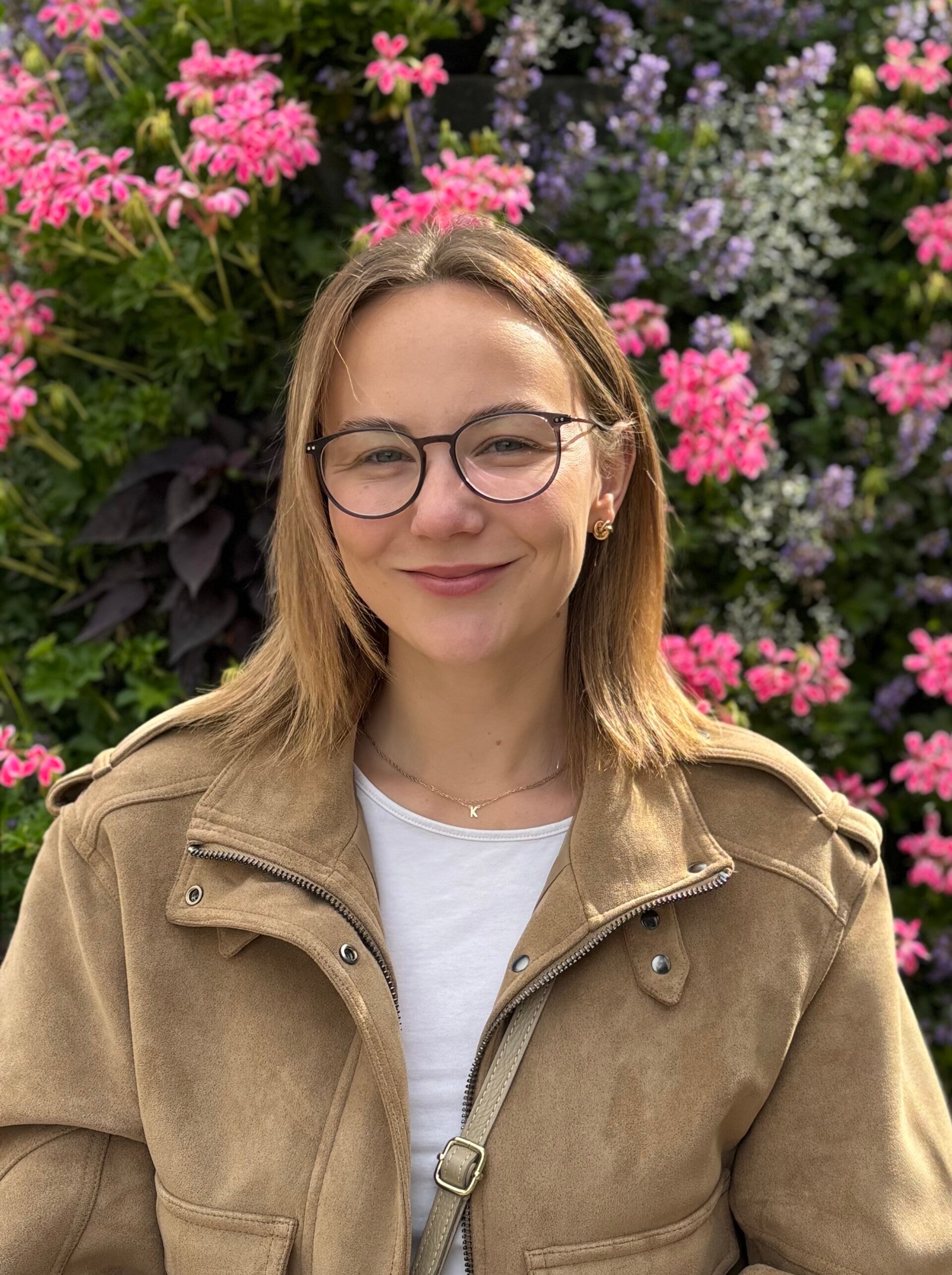 Ich bin Jule – feinfühlige Beraterin, Optimistin und Gründerin vom Stillkollektiv. Vor allem aber bin ich selbst Mama eines wunderbaren Sohnes. Das Muttersein hat mein Leben auf die schönste, aber auch intensivste Art auf den Kopf gestellt – und genau hie
