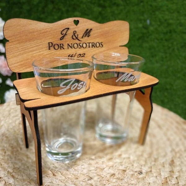 Banco mini decorativo de madera personalizado con grabado y vasos de chupito