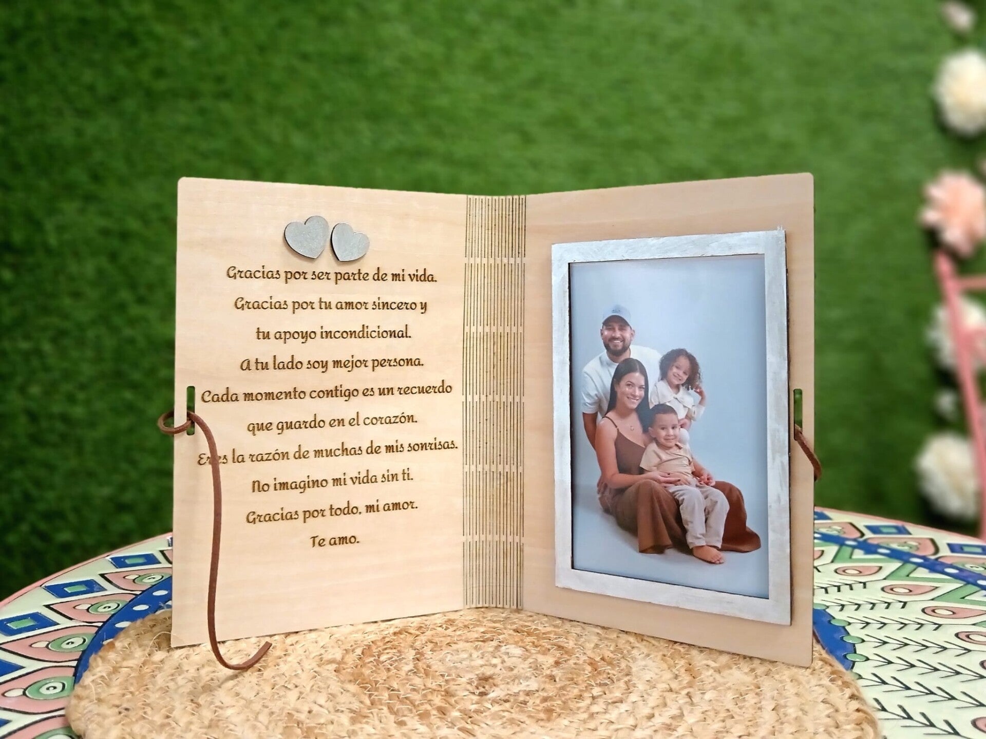 Marco de madera personalizado tipo libro con foto y grabado