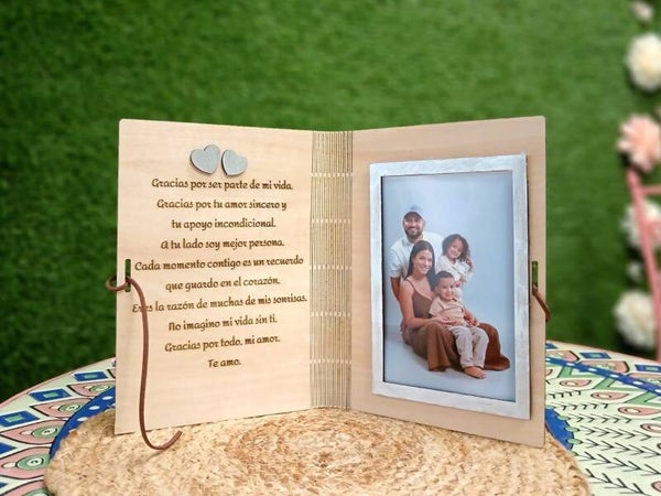 Marco de madera personalizado tipo libro con foto y grabado