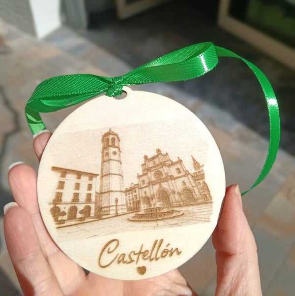 Colgante de madera grabado con la Plaza Mayor de Castellón