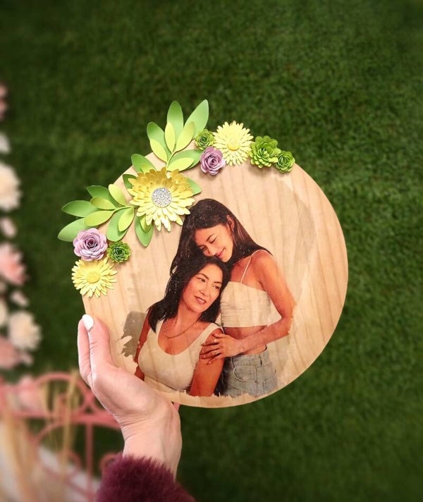 Cuadro de madera personalizado con foto y flores artesanales