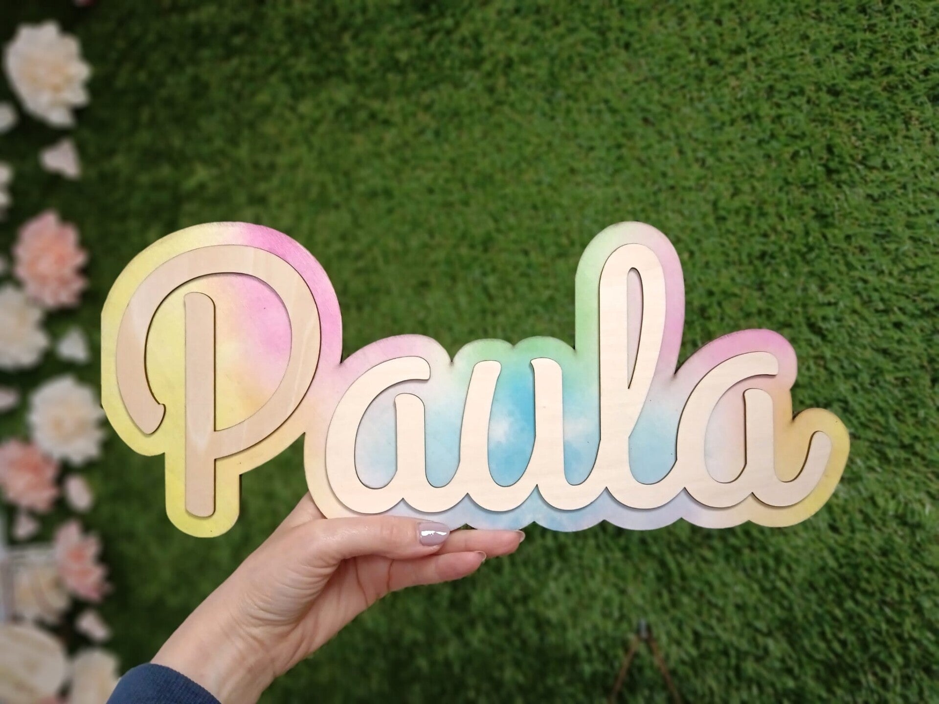 Nombre decorativo personalizado en madera – estilo arcoíris