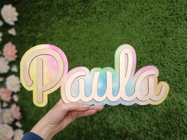 Nombre decorativo personalizado en madera – estilo arcoíris