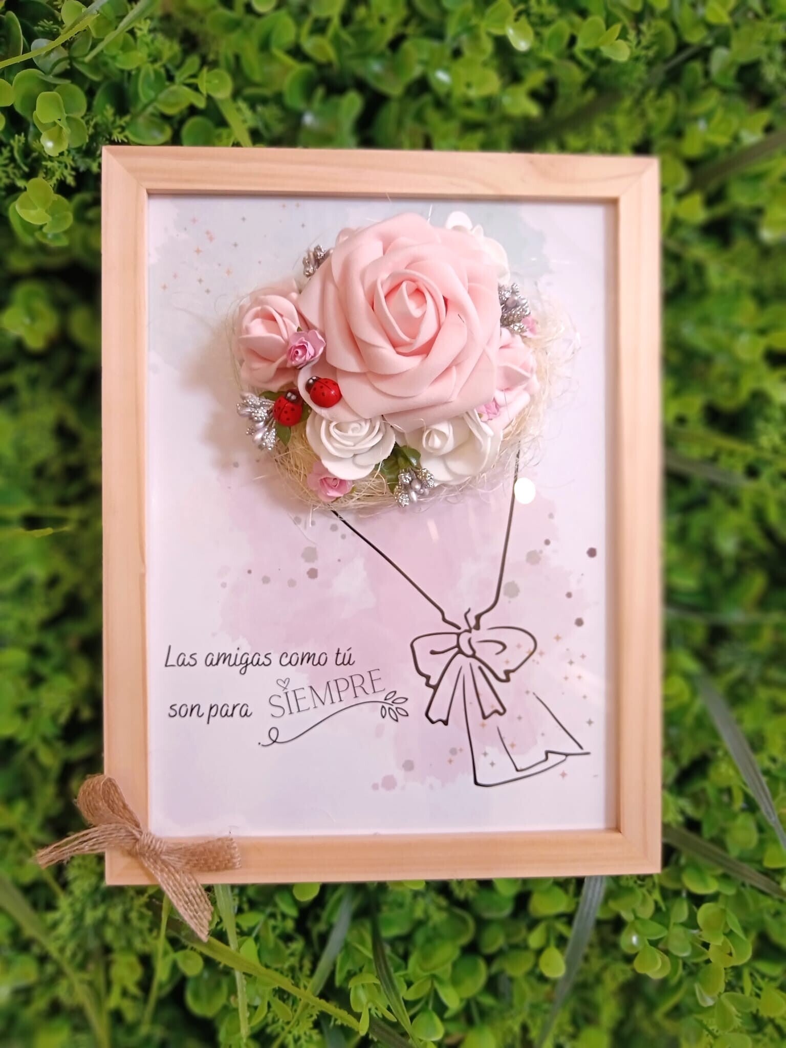 Marco de madera con bouquet floral artificial🌸