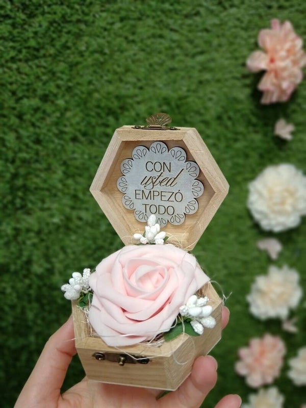 Caja decorativa personalizada con flor eterna 🌸