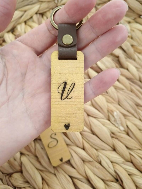 Llavero de madera personalizado con inicial – detalle único y especial