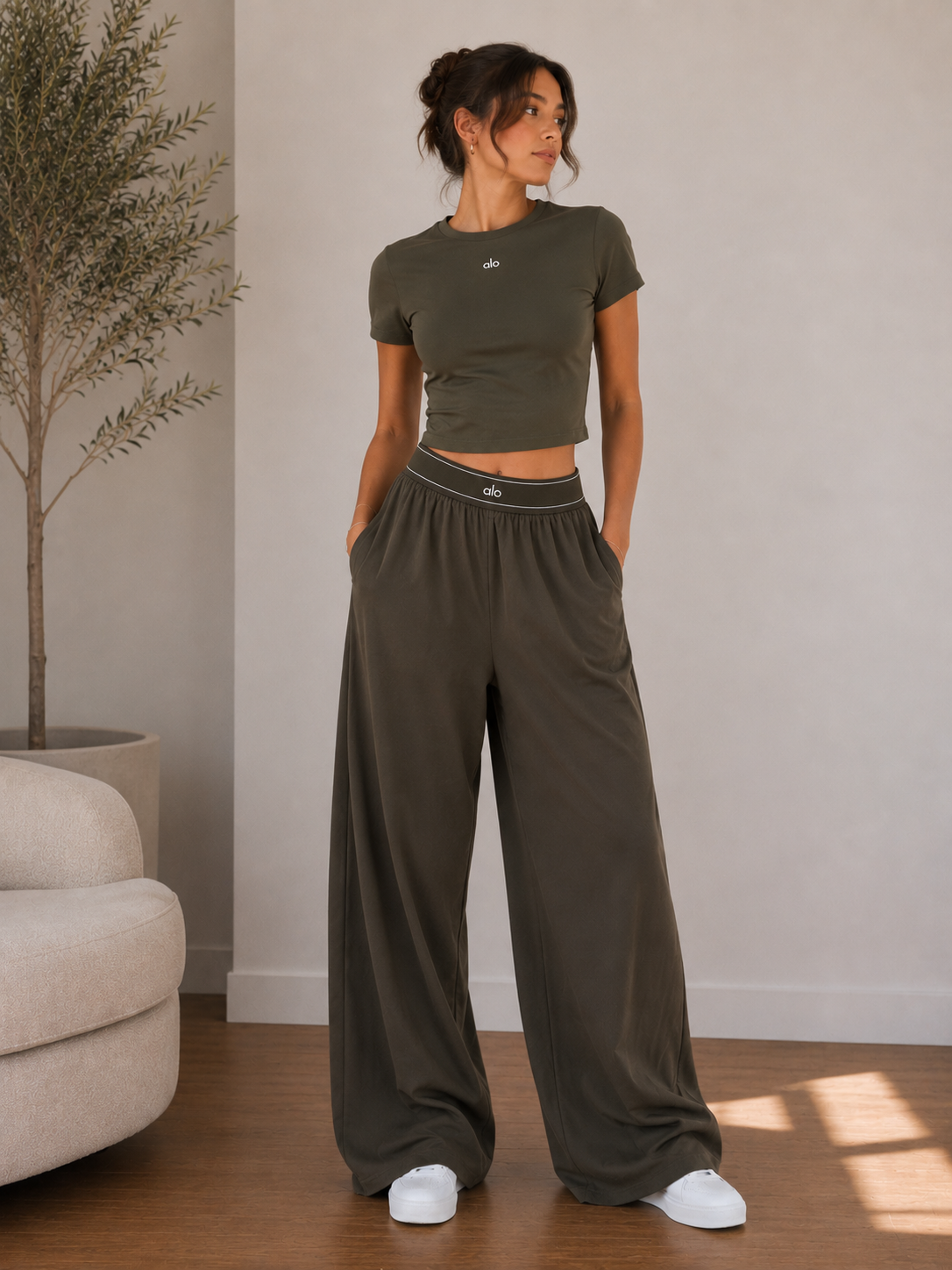 Ensemble alo Yoga Femme Vert Kaki – Pantalon Fluide & Crop Top