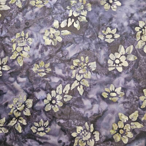 B76 - batikstof  donker bruin/ kaki bloemen