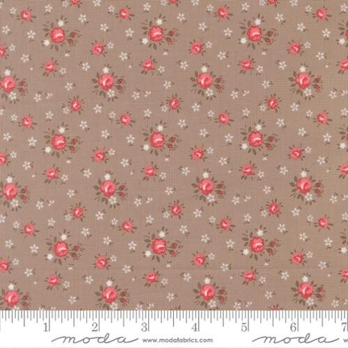 Q675 - stof Stone petite rose - Lyda Rose- Bunny Hill Designs by Moda